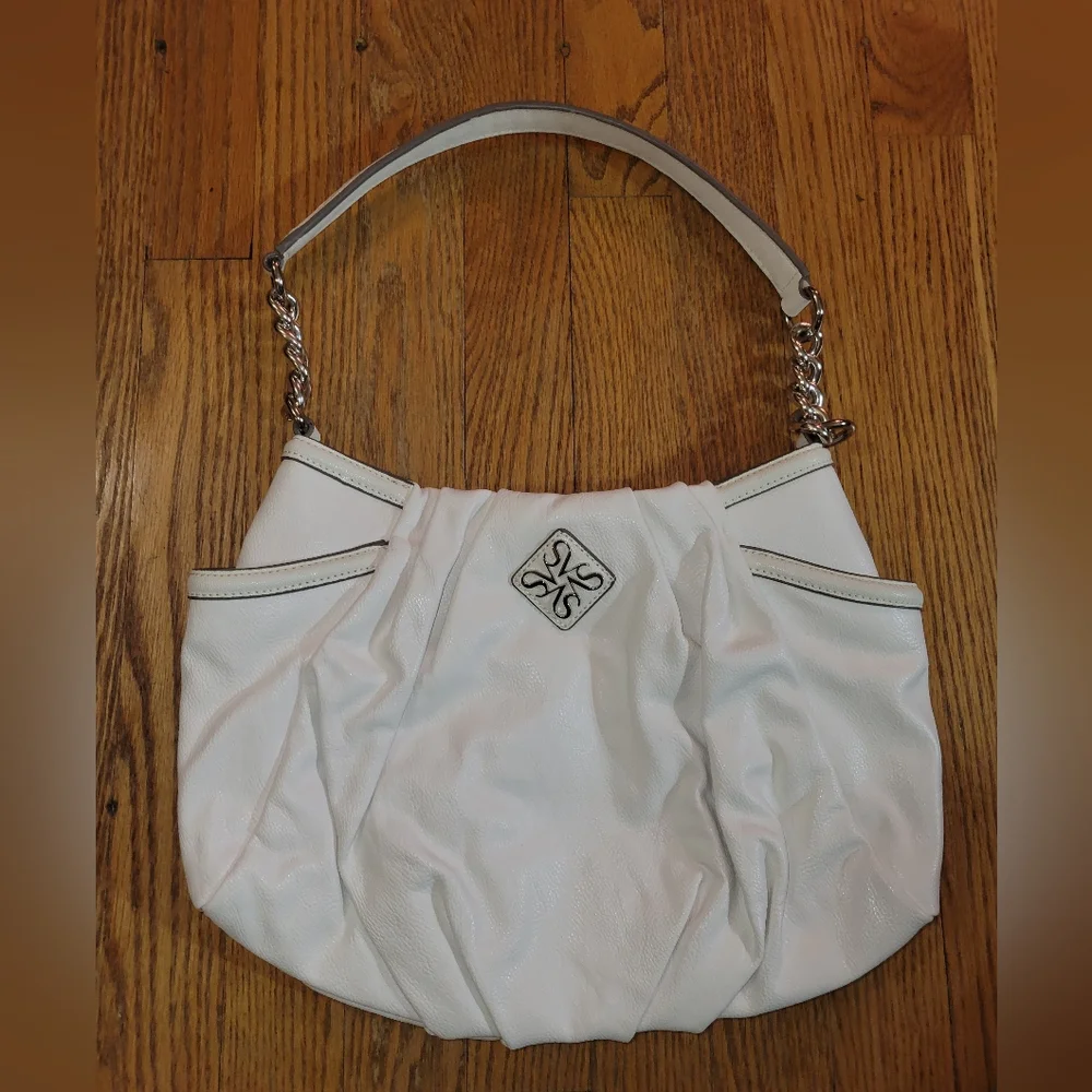 Simply Vera, Vera Wang White Shoulder Bag with Chain Detail